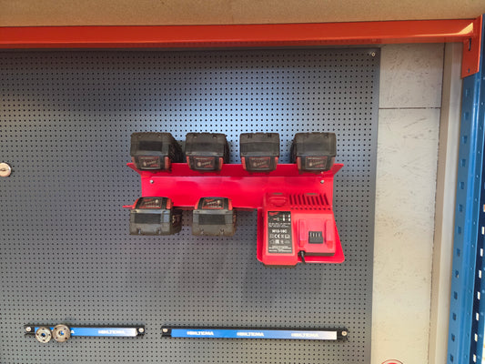 Milwaukee Ladestasjon 1 lader og 6 M18-batterier