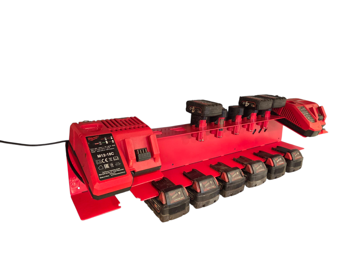 Milwaukee Ladestasjon: 2 ladere, 7 M12-batterier og 5 M18-batterier.