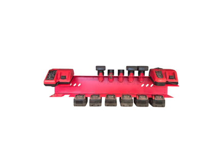 Milwaukee Ladestasjon: 2 ladere, 7 M12-batterier og 5 M18-batterier.